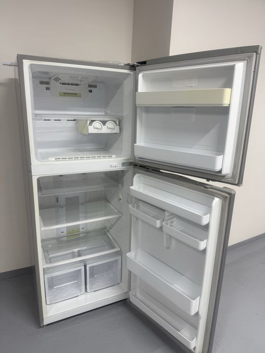 Холодильник Samsung серебристый