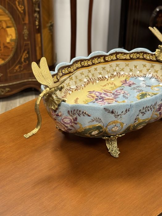 Fructiera deosebita din portelan cu ornamente din bronz