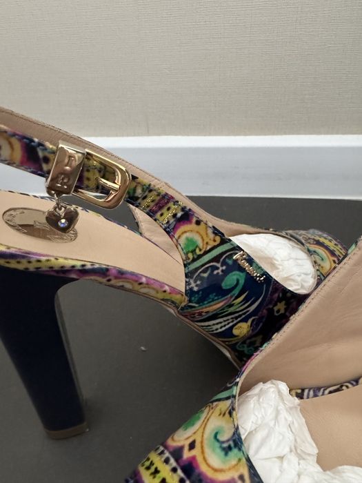 Продам босоножки. Италия