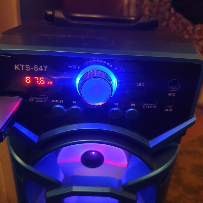 Boxă   2 difuzoare cu B.T., stick. radio , card, aux.