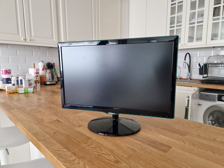 Монитор Samsung 22" Full HD – S22D390Q (LED, HDMI/DVI/VGA)