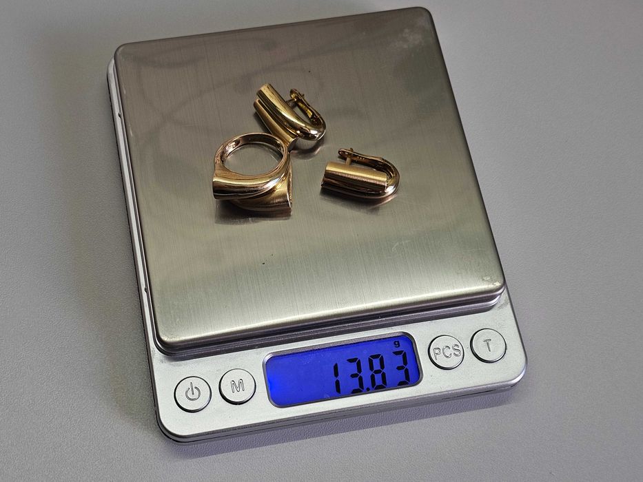 ПРОДАМ Комплект: Cерёжки и кольцо / Золото 585 Пробы 13.83 Грамма.