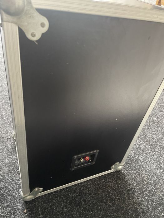 Vand boxe pe trei căi