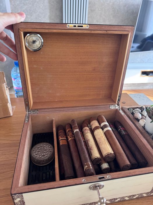 Хумидор за пури от кедрово дърво