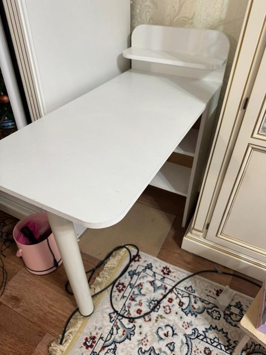 Маникюрный столик белый