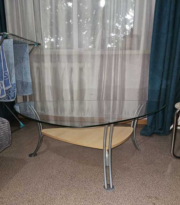 Стол стеклянный .