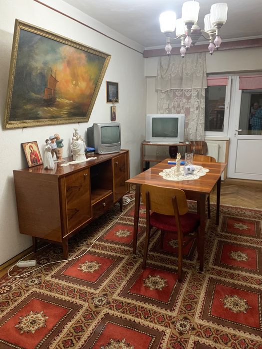 Vand apartament 3 CAMERE, 2 bai si 2 balcoane, ULTRACENTRAL HUSI