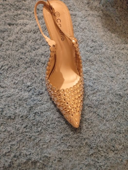 Vând papuci și pantofi eleganți