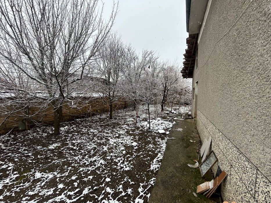 Къща на 2 етажа с мазе, гараж и кладенец – с. Крушето