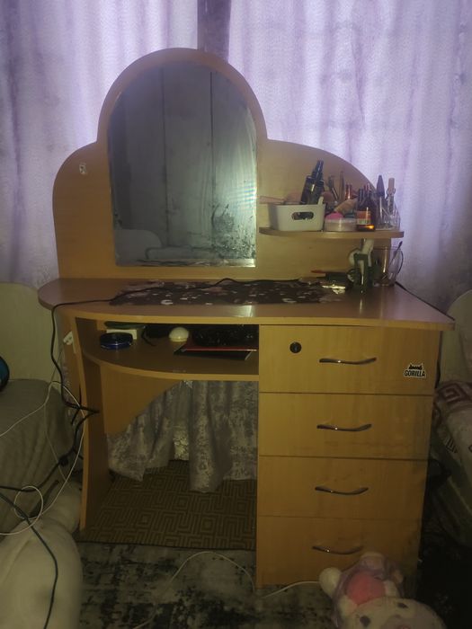 Стол с зеркалом.
