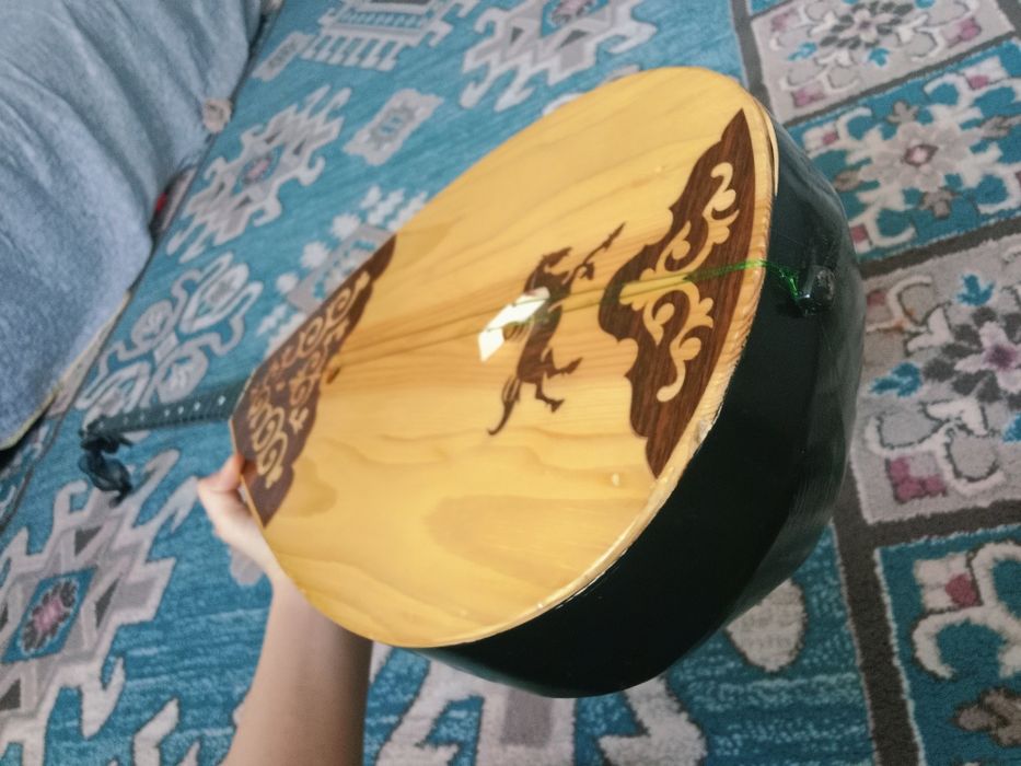 Домбыра кара тусты