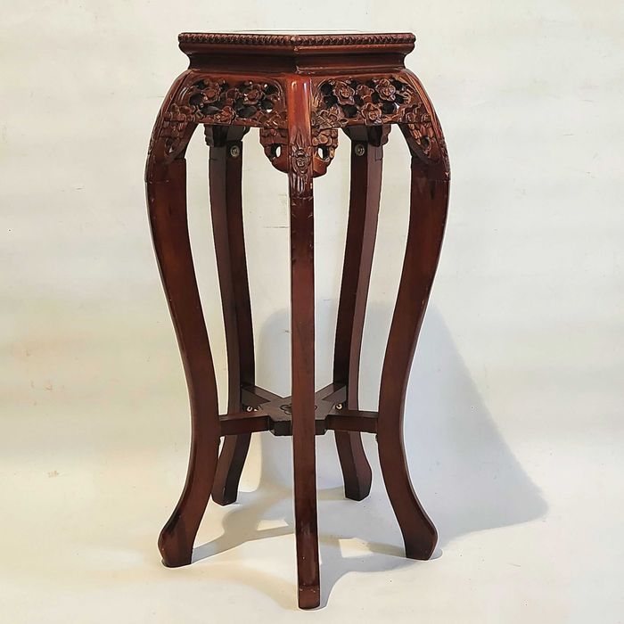 Поставка за цветя с мраморен плот и дърворезба/тъмна