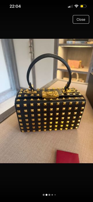 Valentino Garavani Rockstud Alcove Box Bag в отлично състояние.