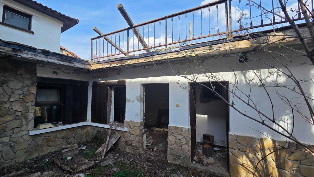 Продавам двуетажна Къща