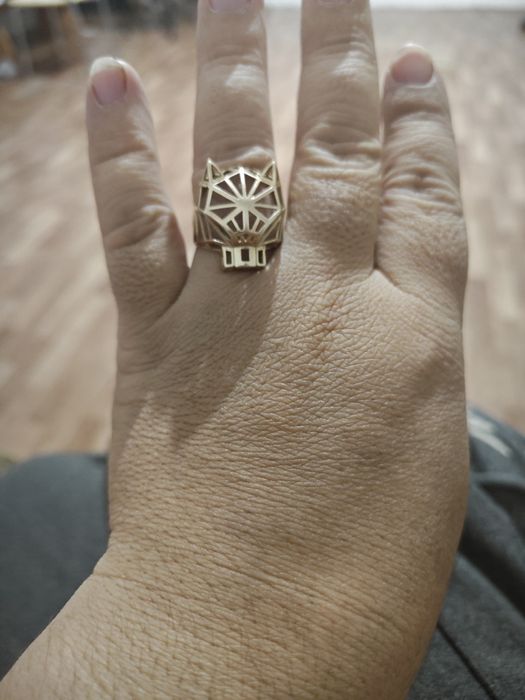 Продам золотой кольцо