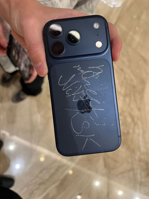 iPhone 17 Pro , Deep Blue с автографами
