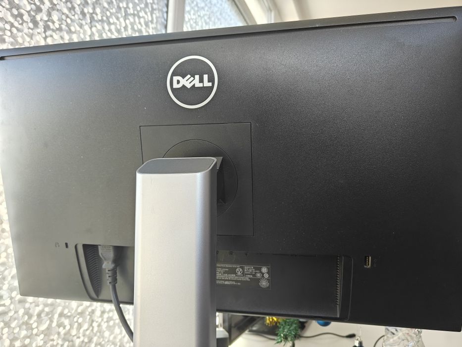 Monitor DELL 1440p , 60Hz, 27 inch.