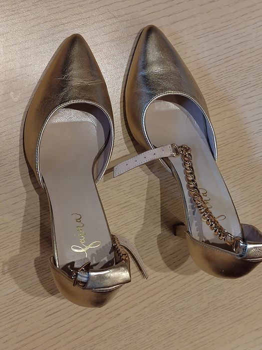 Оригинални обувки faina в злато на ток с каишка на глезена  38 номер