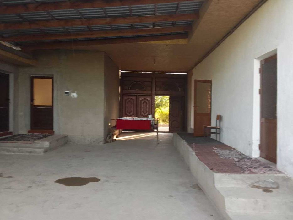 Toshken viloyat Chinoiz tumanida uy sotiladi