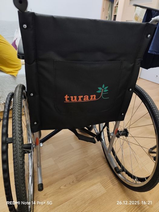 Инвалидная коляска и ходунок