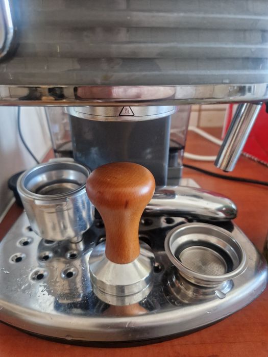 Espressor manual si cappuccino DeLonghi Scultura +capsule