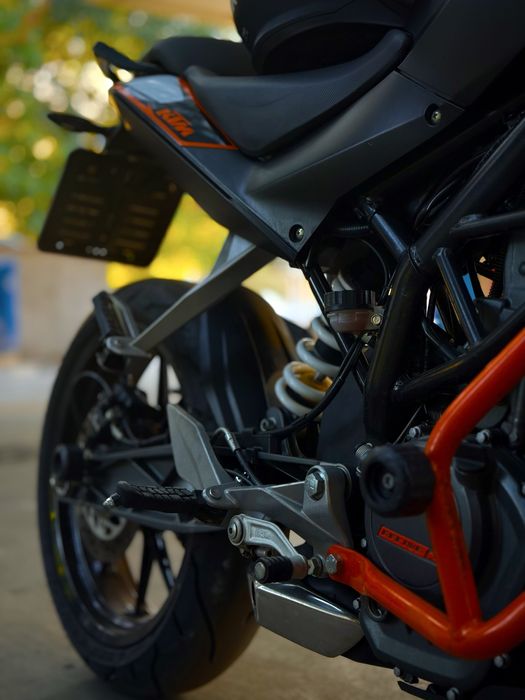 Ktm duke 125.