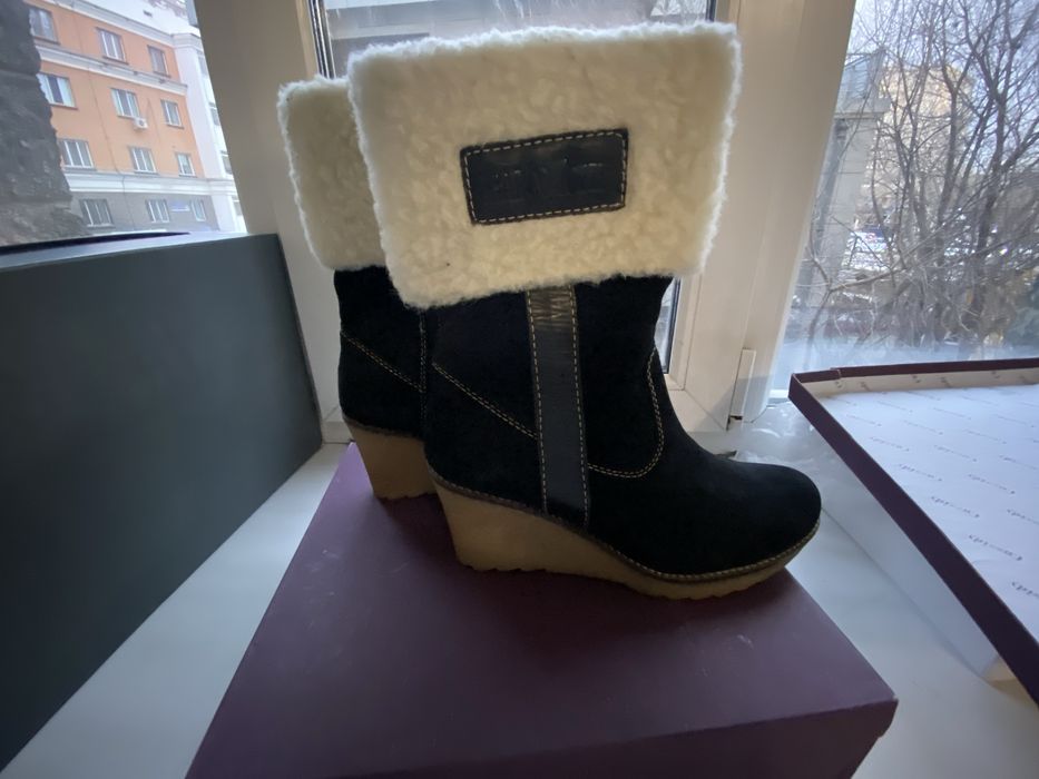 Продам женские ботинки