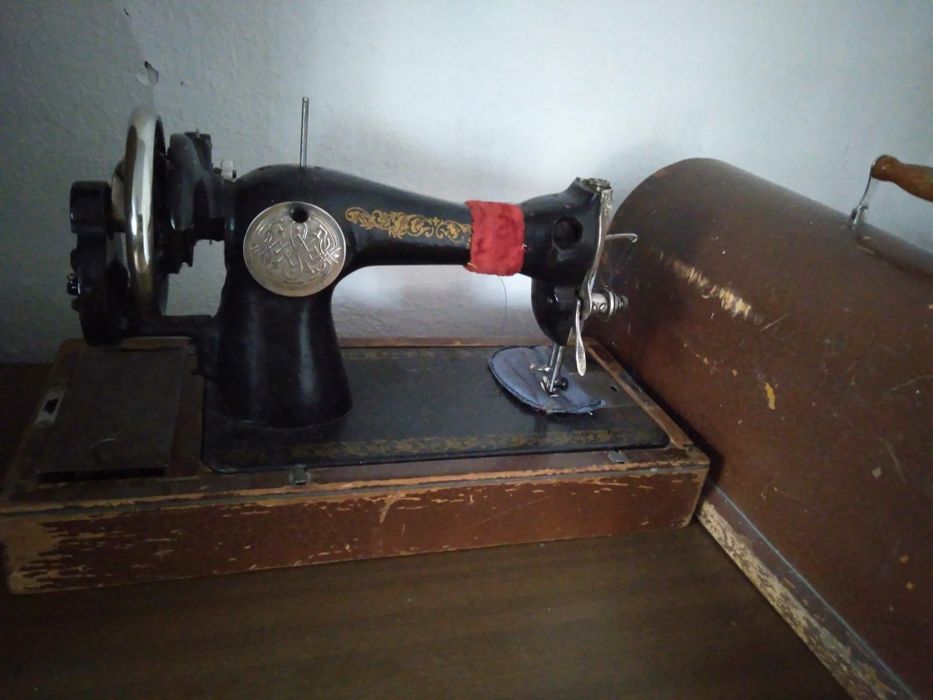 Швейная машина старой модели