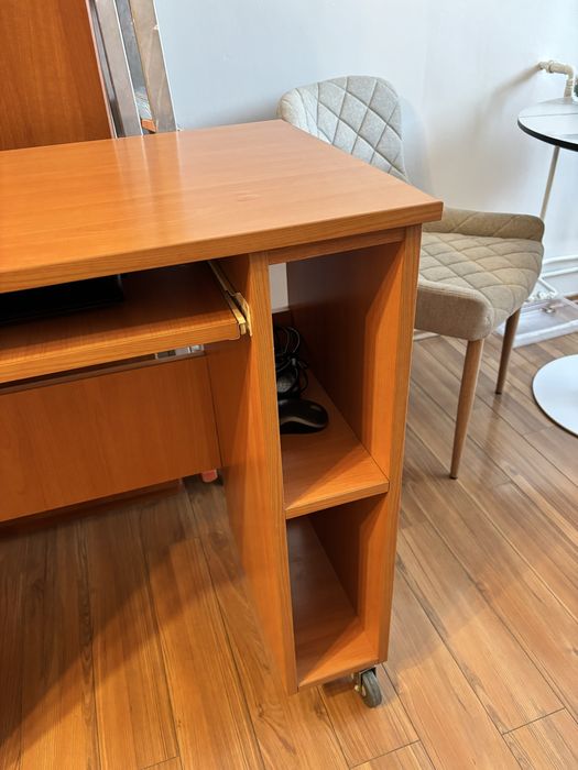 Vând birou accesorizat cu rotile
