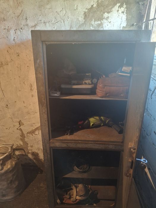 Продам сейф железный крепкий