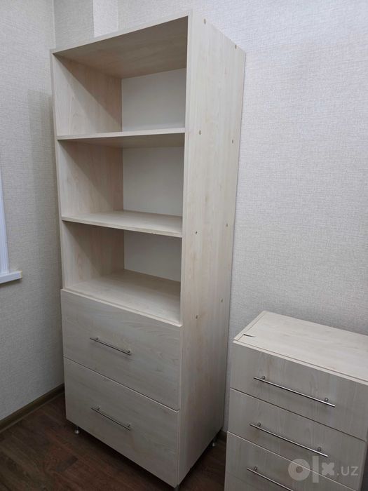 Продаю 2 шкафа и тумбочку