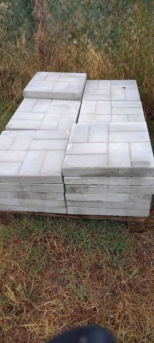 Продавам бетонови бордюри и плочи