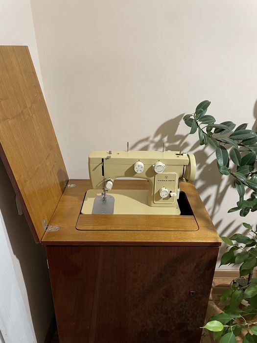 Швейная машинка Чайка 142