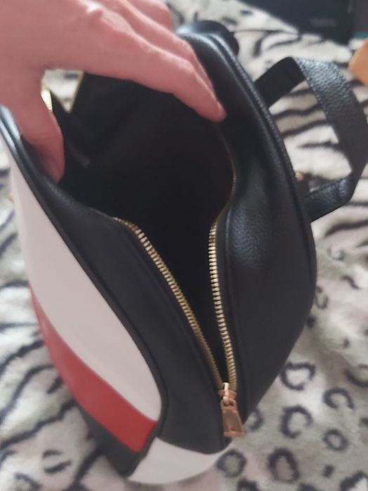 Ghiozdan nou cu eticheta, negru, alb și roșu