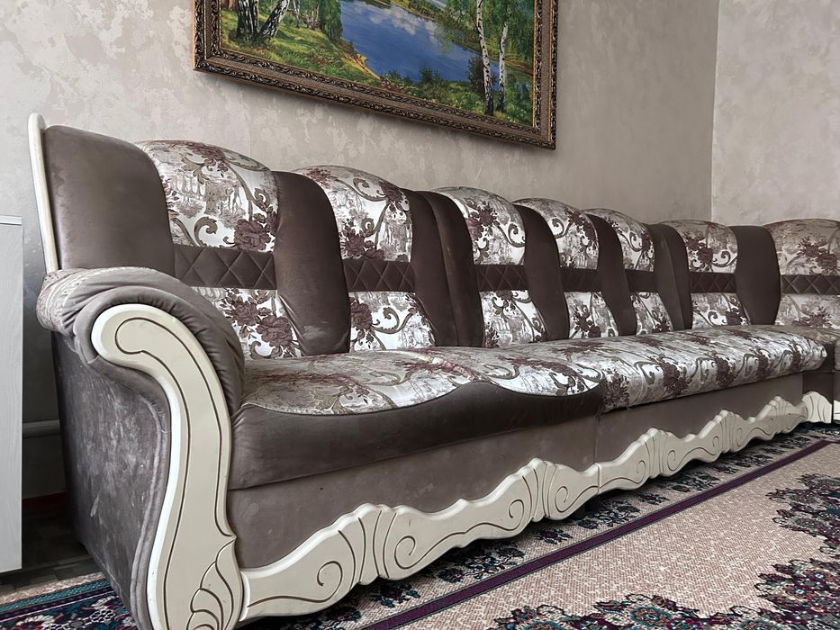 Просторный диван в хорошем состоянии