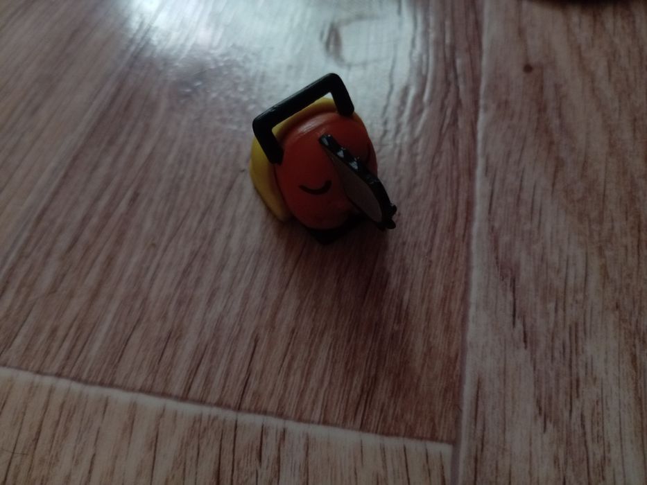 Брелок, значки, заметки, статуэтка.