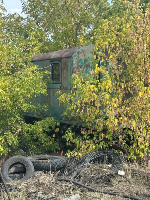 2  вагончика на колесах , и кара