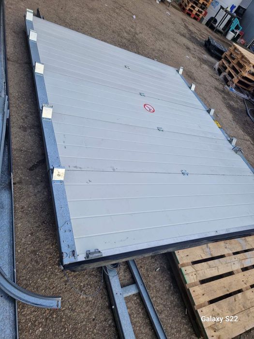 Секционни врати, врати за халета, гаражи и др.