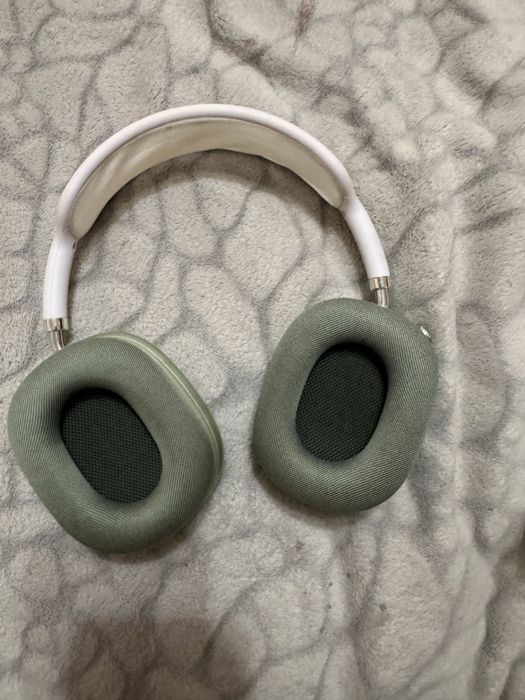 Продаю AirPods Max