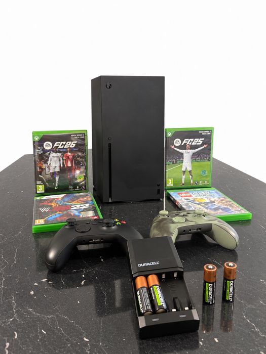 Xbox Series X 1TB + 2 controllere + 4 jocuri + încărcător baterii Duracell