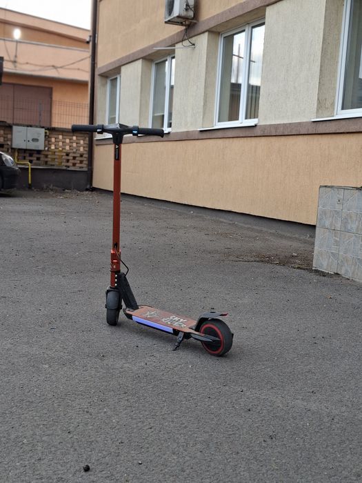 Trotinetă electrică pentru copii