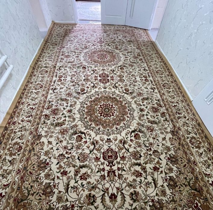 Кілемдер қалаға көшуге байланысты сатылып жатыр.