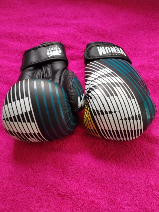 Перчатки боксёрские, шорты для кикбоксинга