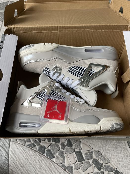 Jordan 4 frozen Moments