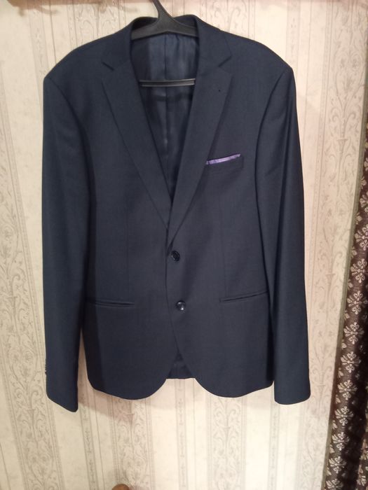 Kostyum shim kamzuli bilan