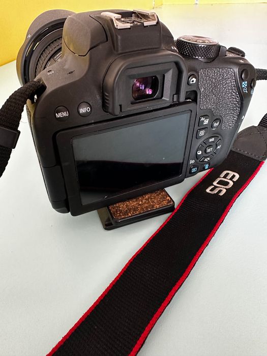 Фотоапарат Canon EOS 800D +2 обектива+ аксесоари