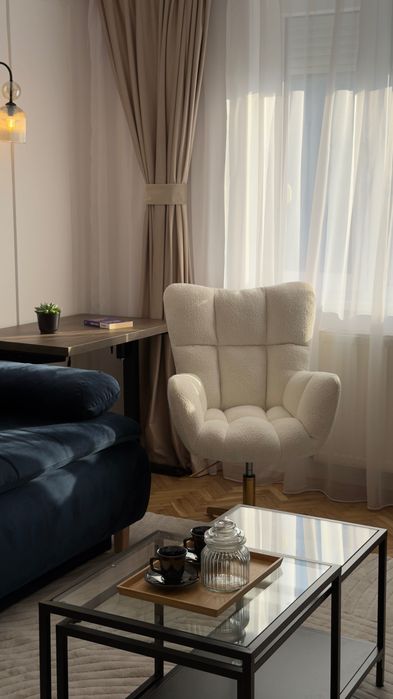 Apartament complet mobilat și utilat pentru perioade începând de la 2 săptămâni și până la 6 luni, cu contract de închiriere