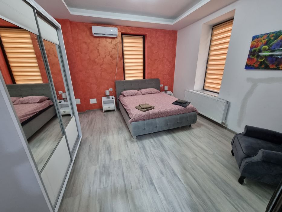 Firmă inchiriază in regim hotelier spații de cazare in 2 locații