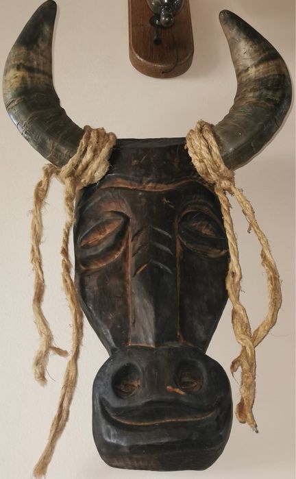 Маска във формата на бик с истински рога и дърво масив българска