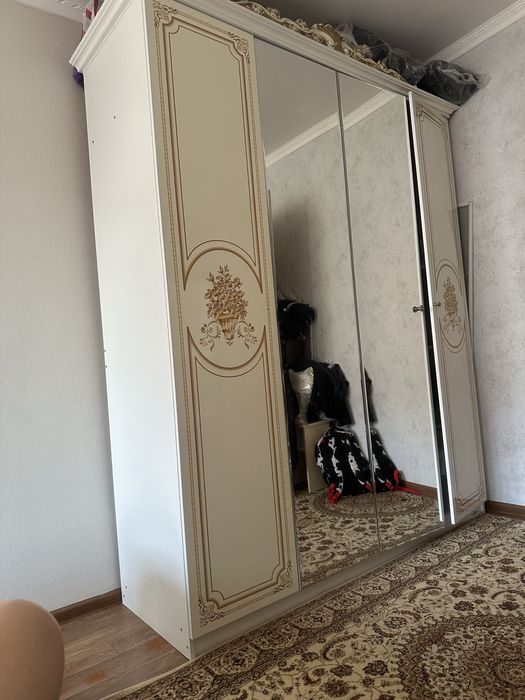 Продам шкаф спальный молочного цвета